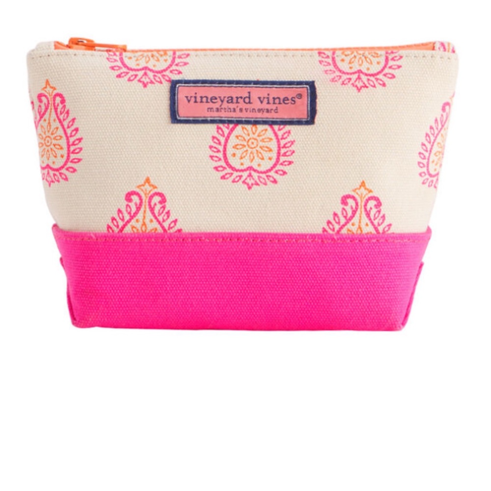 VINYARD VINES BRAND NEW COSMETIC CASE. Travel in style this Spring!
